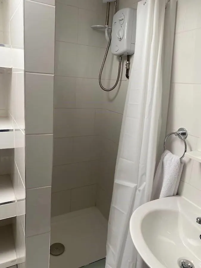 Spacious House With 3 Ensuite Bedrooms In Leeds Leeds  Leeds (West Yorkshire)