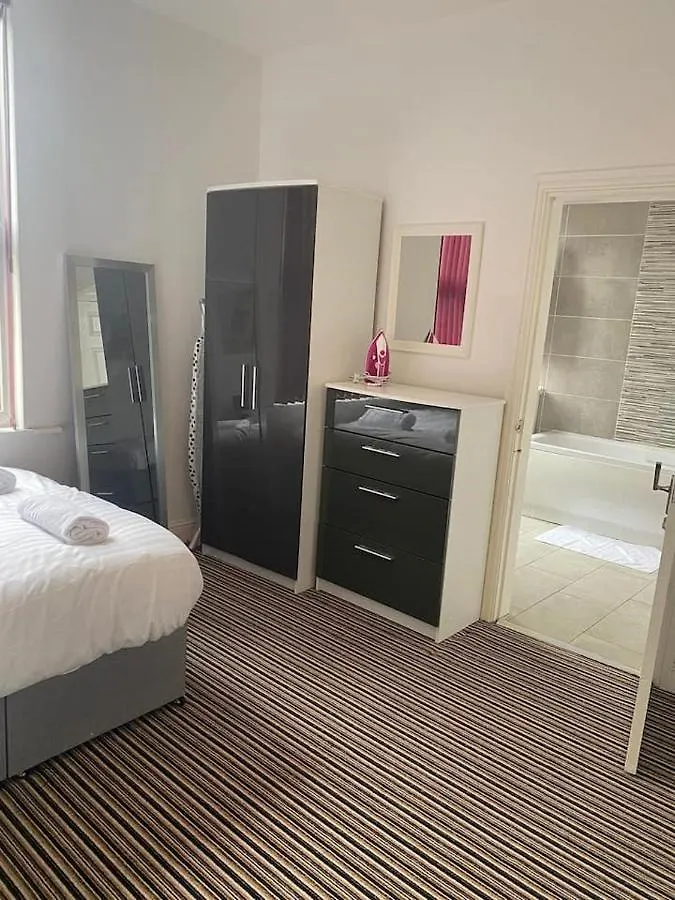 Spacious House With 3 Ensuite Bedrooms In Leeds Leeds  Holiday home Leeds (West Yorkshire)